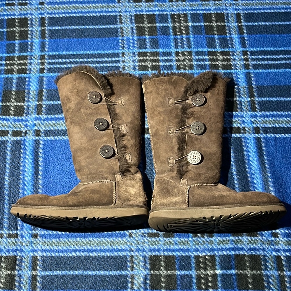UGG Bailey Triple Button Boots - Womens Size 9 - Dark Brown